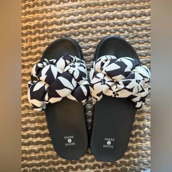Shade & Shore Black & White Hawaiian print Slides, size 7 - Picture 1 of 2